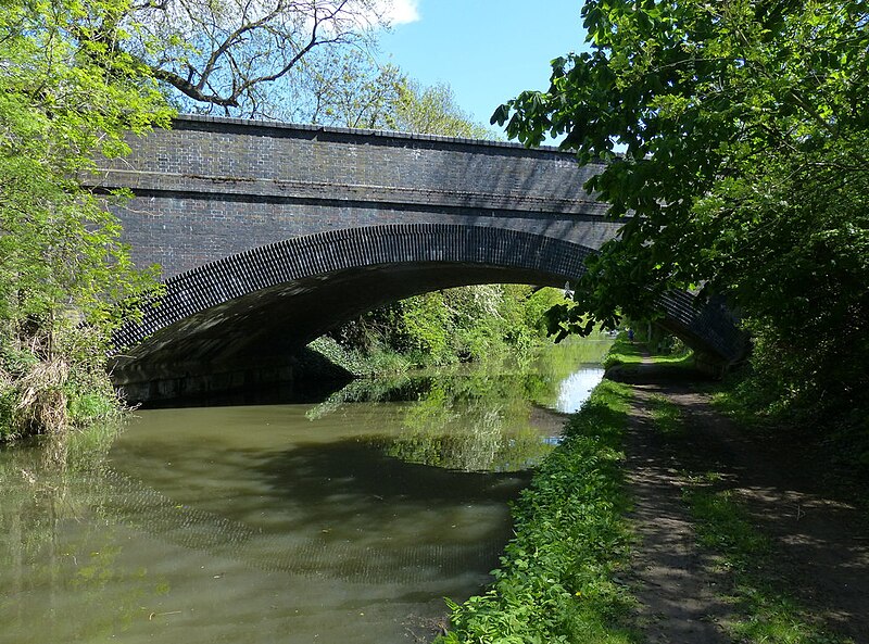 File:Disused railway bridge across the Oxford Canal - geograph.org.uk - 4475186.jpg