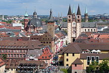 La cattedrale e il palazzo municipale.