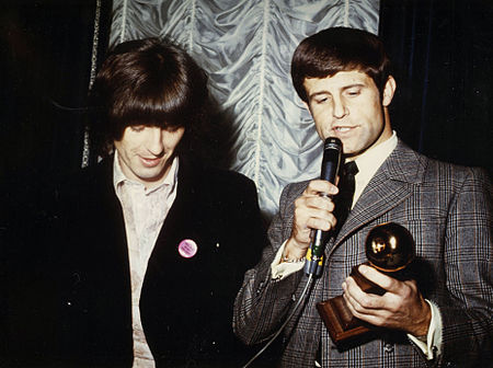 Tập_tin:Don_Grierson_with_George_Harrison_Golden_Apple_Award.jpeg