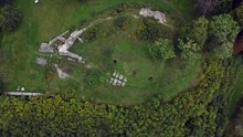 Fichier:Vidéo par drone des ruines de la forteresse de Lihula, du manoir et de la ville (août 2021).webm