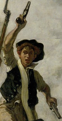 Młody chłopak w czarnej kamizelce, białej koszuli i czarnym kapeluszu unosi wysoko pistolet w prawej ręce, a drugi pozwala zwisać z lewej ręki.