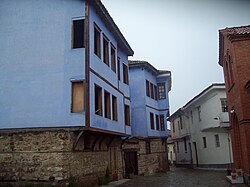 Изглед към Юсмевата къща (вляво)