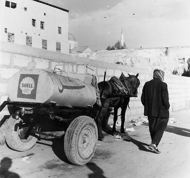 File:Een door een paard voortgetrokken wagen met olie van de Shell - Stichting Nationaal Museum van Wereldculturen - TM-20011778.jpg