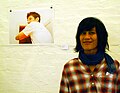 Deutsch: Elizabeth Cardoso mit einem Foto zur Ausstellung Torten und Schnittchen im Atelier ohne Titel, Kollenrodtstraße 12A in Hannover List während des Zinnober-Kunstvolkslaufs 2012 ...