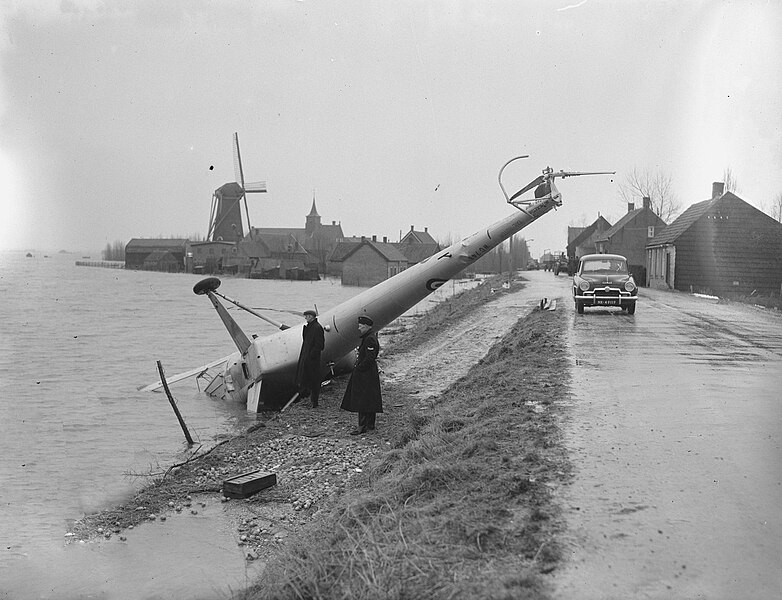 File:Engelse helicopter, een Sikorsky, neergestort te Achthuizen (Zuid-Holland) tijde, Bestanddeelnr 905-5390.jpg