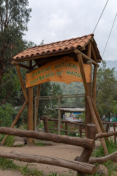 File:Entrada Parque Natural Quebrada de Macul, Peñalolén, Santiago 20231021.jpg