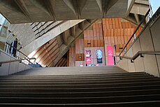 Escaleras interiores del teatro de la ópera de Sydney.jpg
