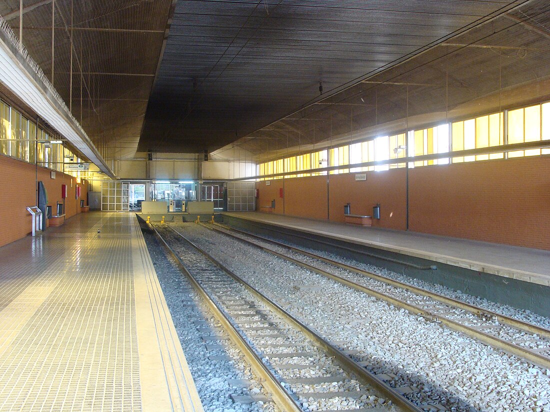 File:Estació de Manresa-Baixador (interior).jpg