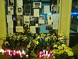 Estació de Sant Gervasi, a la plaça Molina, amb flors, espelmes i missatges per la mort de l'actor Alfonso Bayard, ocorreguda en aquesta mateixa plaça.