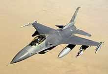 طائرة مُقاتلة أمريكيَّة من طراز F-16 فايتينگ فالكون بلوك 40 بعد أن تزوَّدنت بالوقود من طائرة KC-135 ستارتوتانكر خلال قيامها بمُهمَّةٍ استطلاعيَّة فوق العراق يوم 10 حُزيران (يونيو) 2008. هذه الطائرة تتبع قاعدة سرب قاعدة البلد الجويَّة الرَّابع والثلاثين، بالعراق وقد فُوِّضت للحرب من قِبل السرب المُقاتل رقم 388 في قاعدة هيل الجويَّة في ولاية يوتاه. (التقط الصورة لِصالح سلاح الجو الأمريكي الرقيب أوَّل آندي دنواي.)
