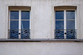 Fenêtre et garde corps à flèches entrecroisées