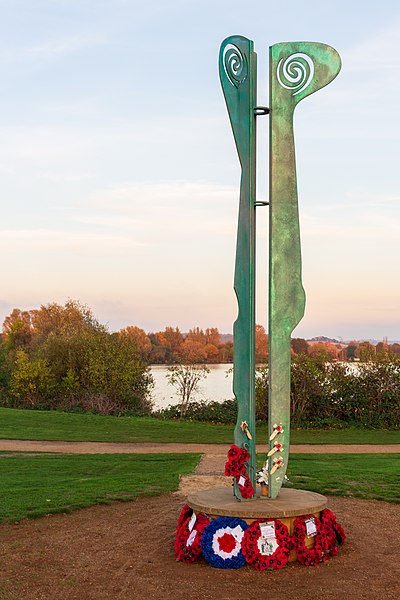 File:Fairlop Waters Commemorative Sculpture - 2022-11-12.jpg