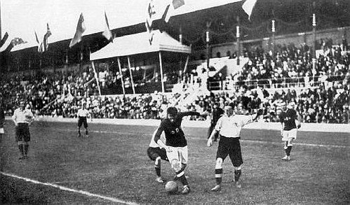 Finale JO 1912, Grande-Bretagne contre Danemark, Nils Middelboe le capitaine danois avec la balle au pied.