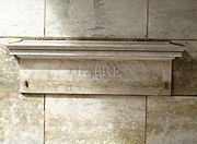 Copie du premier mètre étalon, scellé dans les colonnes d'un bâtiment, 36 rue de Vaugirard, Paris