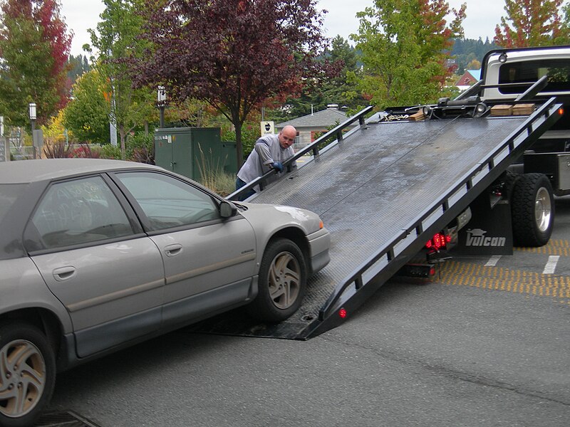 File:Flat Bed Tow Truck.jpg