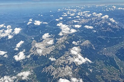 Wettersteingebirge mit Zugspitze (middle), Mieminger Gebirge (unten), dazwischen das Gaistal. Cumulus clouds. In background: Karwendel range