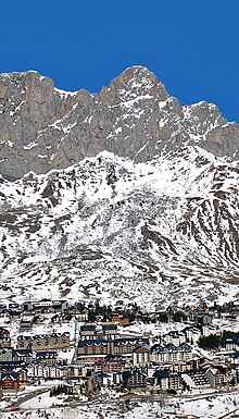 Vista de Formigal desde las pistas de esquí de Tres Hombres.