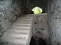 Un escalier au Fort des Quatre Seigneurs - vue vers l'extérieur. La sortie au fond donne sur le dessus du fort.