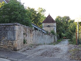 Vestige de l'ancienne muraille fortifiée du village située près de l'église (chemin du Montivieux).