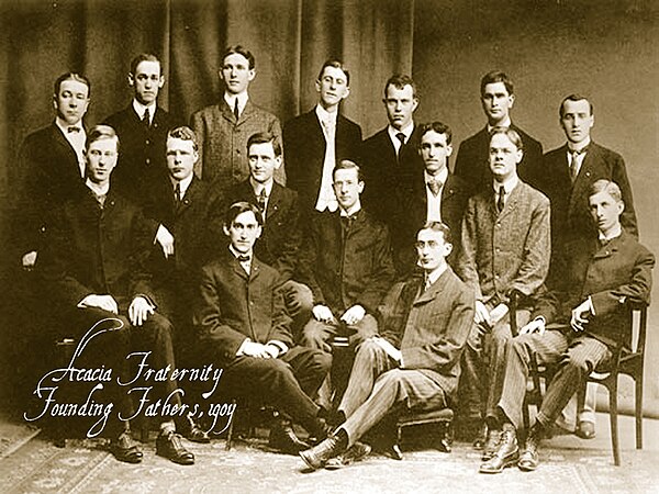 Malcolm (2nd row, 2nd from right), pictured in 1904 together with fellow founding members of the Acacia fraternity.