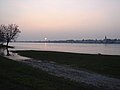 Le Fresne-sur-Loire, vu de la rive sud de la Loire, pendant une crue