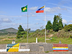 La marca fronteriza ubicada en la frontera entre Brasil y Venezuela, en Pacaraima