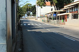 Zebrastreifen in Madeira: Rechts verhindert ein Gitter das Betreten der Straße, links endet der Zebrastreifen an der Mauer