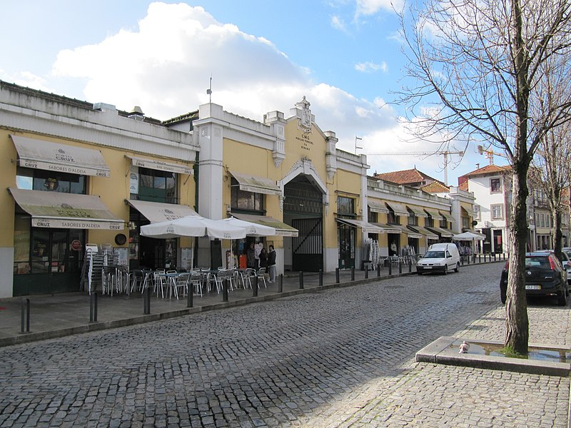 File:Gastgarten und Souvenirs (14007047525).jpg