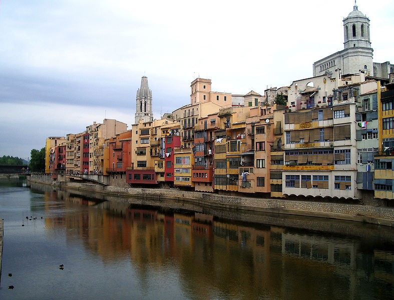 File:Gerona, casas colgadas sobre el Oñar.jpg