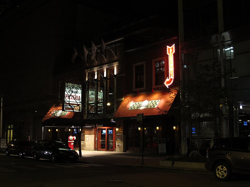 File:Gino's East Pizzeria, Chicago, Illinois (11004576173).jpg
