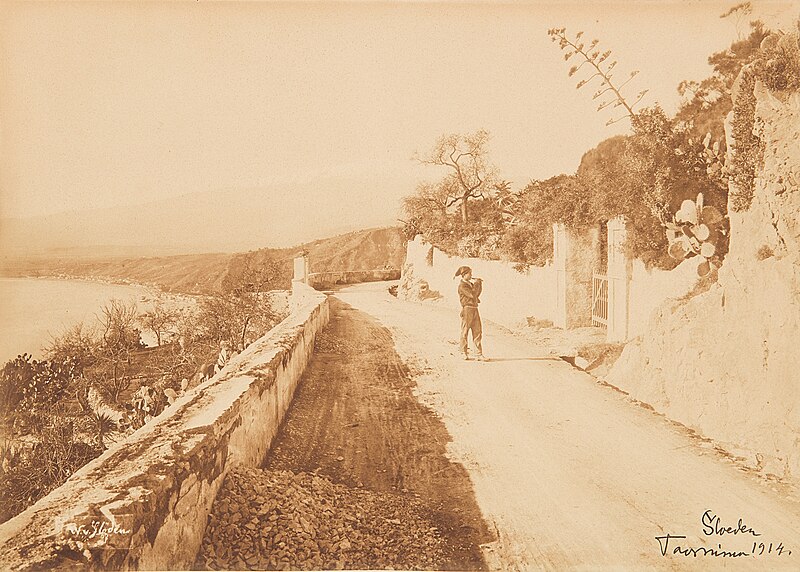 File:Gloeden, Wilhelm von (1856-1931) - n. 2606 - Taormina, Via Roma - Finarte.jpg