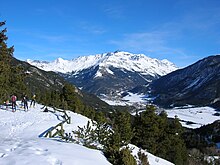 Il massiccio della Sardières sotto la neve con gli sciatori su una delle piste.