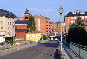 Guardo - Acceso por la Avenida de Castilla y León y el puente sobre el río Carrión.jpg