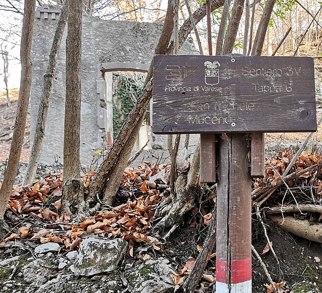 File:Guidepost of Via Verde Varesina in Val Alta.jpg