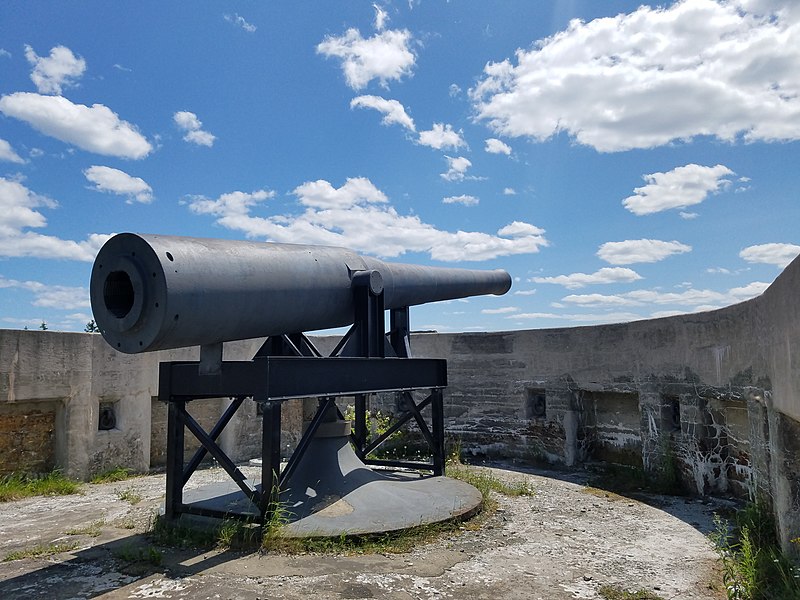 File:Gun at Fort McNabs National Historic Site of Canada.jpg