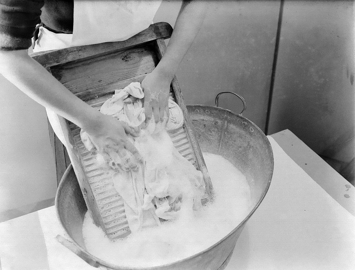 File:Handen van een vrouw bezig met wassen met wasbord, Bestanddeelnr 252-0506.jpg Wikimedia Commons