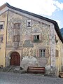 Engadinerhaus mit seltenem Doppelerker, der Stallzugang rechts (kleines Fenster) wurde bei der Strassennivellierung zugemauert