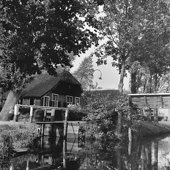 File:Het huis waarin vóór 50 jaar de smid woonde - Giethoorn - 20078479 - RCE.jpg