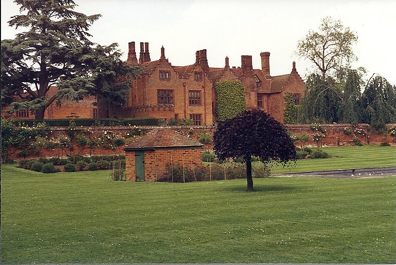 File:Hever Castle - geograph.org.uk - 2216461.jpg