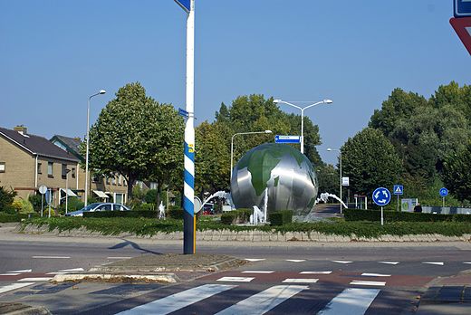 De wereldbol op de rotonde Antoniuslaan-Graaf Willemlaan