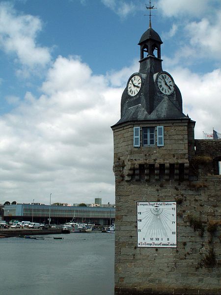 File:Horloge et cadran solaire de la ville close.jpg