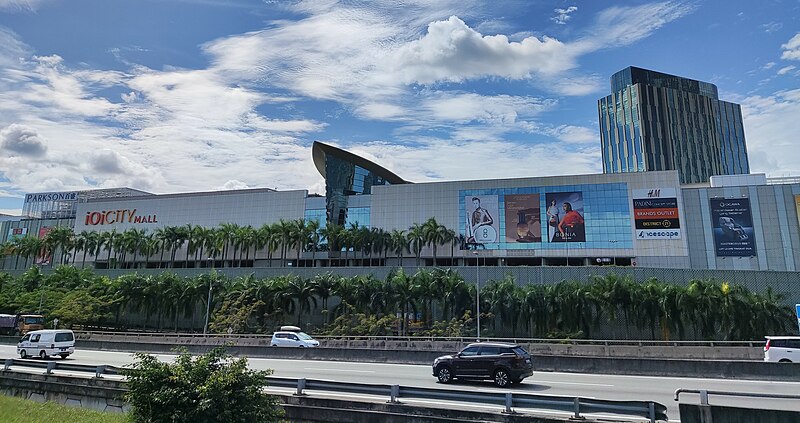 File:IOI City Mall (221015-1019).jpg