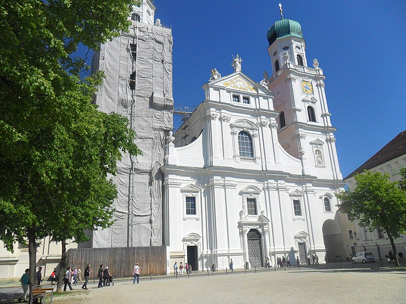 File:Igelasia de Passau.JPG