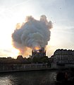 Incendie de la charpente de Notre Dame, vue depuis l'amont de la Seine