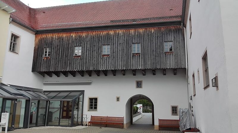 File:Innenhof Schloss Cronheim.jpg