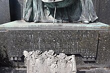 Traces d'inscriptions sur la statue d'Éliza de Try : "Hommage à ma chère femme Eliza de Try"