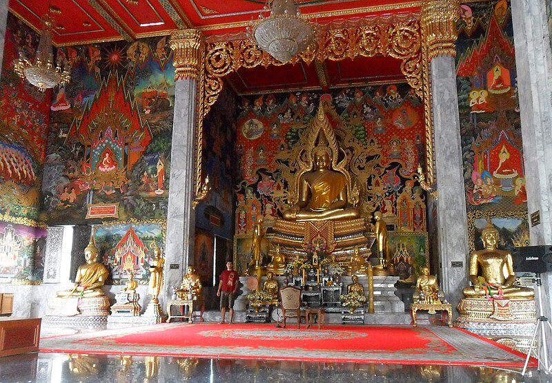 Fișier:Inside a Buddhist Temple, Thailand.JPG