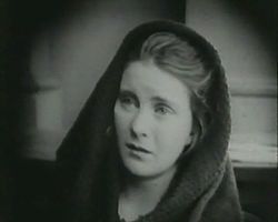 Mae Marsh in Intolerance, 1916 Intolerance, 1916, la ragazza (Mae Walsh) al processo.jpg