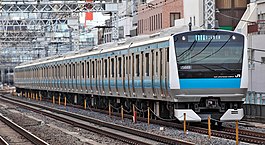 Saitama-Shintoshin İstasyonu'nda bir Keihin-Tohoku Hattı E233 serisi EMU seti