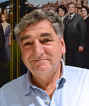 Jim Carter interpreta Charles Carson